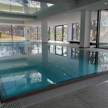 Koenigs Mit Pool